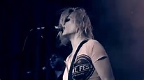 Brody Dalle - Don't Mess With Me (Live) - YouTube