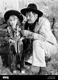 Wallace Beery und seine Tochter, Carol Ann Beery, am Set des Films ...