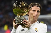 Luka Modric ofrece el Balón de Oro a la afición