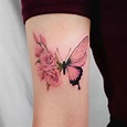 Mariposa con flores rosas - Tatuajes para Mujeres