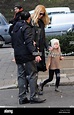 Claudia Schiffer in London unterwegs gesehen, mit Tochter Cosima Violet ...