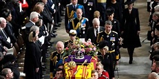 Funerali regina Elisabetta: la commozione di re Carlo, il feretro verso ...
