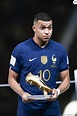 Kylian Mbappé (meilleur buteur de la Coupe du monde 2022) - Remise du ...
