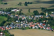 Lichtenberg aus der Vogelperspektive: Dorfkern am Feldrand in ...