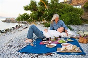 Älteres Pärchen beim Picknick am Strand – Bilder kaufen – 914629 StockFood