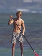 Shirtless Austin Butler Paddleboards In Hawaii - Austin Butler Photo ...