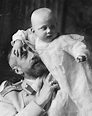 Großfürst Konstantin Konstantinowitsch Romanow mit seinem jüngsten Sohn ...
