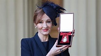 J.K. Rowling, « fière » d’être honorée par la couronne britannique ...