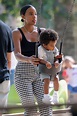 Kelly Rowland Membawa Putranya, Titan dan Noah, Ke Taman: Foto ...