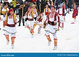 Gente Que Baila En Ropa Tradicional Balcánica En El Festival Foto ...
