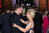 "ist doch ehrensache!": ursula von der leyen tanzt auf dem #abiball ...