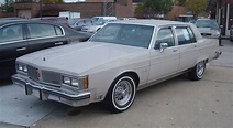 Fichier:1983 Oldsmobile Ninety-Eight (cropped version).jpg — Wikipédia