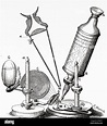 Microscopio Robert Hooke (1635-1703) con condensador para concentrar la ...