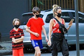 Danielle Winits passeia com André Gonçalves e filhos no Rio de Janeiro ...