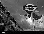 Vista en blanco y negro de Kilburn Park Station mostrando signos ...