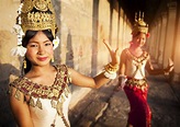 柬埔寨传统舞蹈图片-微笑着的柬埔寨传统舞蹈演员素材-高清图片-摄影照片-寻图免费打包下载