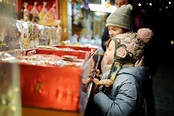 Pequeñas Hermanas Eligiendo Dulces En El Mercado Tradicional De Navidad ...