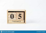 Calendario 5 De Enero De Madera En Un Fondo Blanco Foto de archivo ...