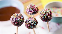 Cake pops con cobertura de chocolate y chispas de colores | Foto Premium