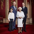 Rainha Elizabeth II posa com filho, neto e bisneto para comemorar 2020 ...