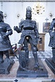 Statue von Rudolf von Habsburg mit abgegriffenen Schritt (Symbole ...