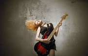Chica rockera con una guitarra | Foto Premium