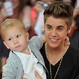 Justin Bieber mit kleinem Bruder auf dem Red Carpet der MuchMusic Video ...