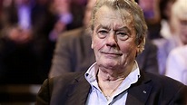 Alain Delon se confie sur sa santé un an après son AVC :... - Closer