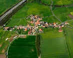 Solms von oben - Dorfkern am Feldrand in Solms im Bundesland Hessen ...