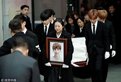 SHINee鐘鉉出殯現場一片哭聲 「少時」太妍、潤娥當場淚崩哭紅雙眼 | boMb01