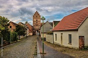 altentreptow, deutschland - altstadt mit brandenburger tor Stock Photo ...