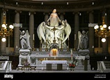 El altar de la iglesia de Madeleine con una gran estatua de la ...