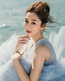 岑麗香IG公開廣告寫真花絮 淺藍色低胸紗裙超有女人味 | Jdailyhk