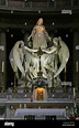 El altar de la iglesia de Madeleine con una gran estatua de la ...