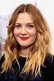 Drew Barrymore: Sie trägt ihren Karo-Blazer zum monochromen Beige-Look ...
