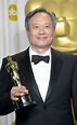 Ang Lee con su Oscar 2013, Tamaño completo - Fotos de cine en eCartelera