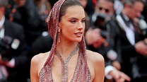 Alessandra Ambrosio al Festival di Cannes 2023: hooded dress e luminosità