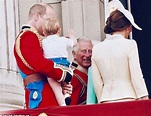 Prince Louis waving at his grandfather, Prince of Wales nel 2023