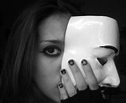 Dietro una maschera Foto % Immagini| ritratto, tagli stretti, persone Foto su fotocommunity