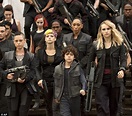 Suki Waterhouse totes a machine gun in The Divergent Series: Insurgent ...