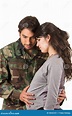 Soldado Militar Orgulloso Que Abraza a La Esposa Embarazada Imagen de ...