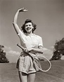 21 Fascinating Vintage Photos of Beautiful Women Posing With Tennis ...