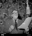 Josef Dahmen bei einer Hörspielproduktion des NDR, Hamburg 1956. Actor ...