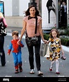 Molly Shannon toma sus hijos Nolan, vestido como Spider-Man, y Stella ...