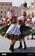 Polonia, Cracovia. Las niñas polaco en traje tradicional baile en la plaza del mercado ...