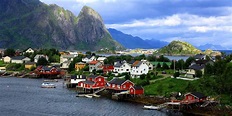 Quaint Fishing Village Reine Will Make You Want To Run Off To Norway ...