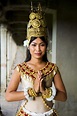 柬埔寨传统舞蹈图片-微笑着的柬埔寨传统舞蹈演员素材-高清图片-摄影照片-寻图免费打包下载