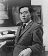 Yoichiro Nambu, foi laureado com o prêmio pela descoberta do mecanismo ...