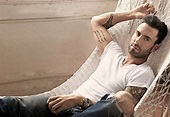Adam Levine height, weight, age. Body measurements.