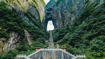 张家界天门山中国 ( Bogdan Dyiakonovych/Shutterstock) | Tianmen mountain, Take ...